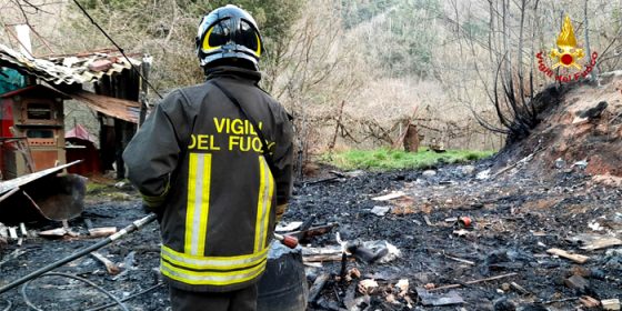 Savona Brucia una baracca in via Cimavalle, incendio domato dai Vigili del fuoco