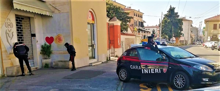 Cerca di sfuggire alla polizia e poi si finge milite, denunciato. Due 19enni prendono il sole con teli da mare sulla scalinata