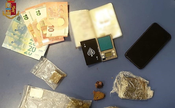 33enne beccato in via Tortona a Genova con 219 grammi di cannabis