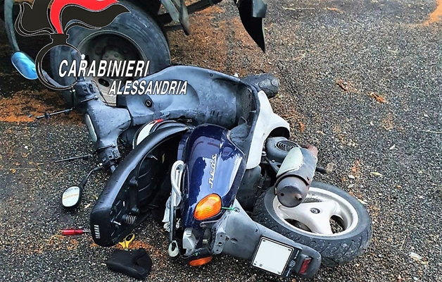 Ruba una moto, scappa all’Alt, preso con cocaina e scalcia i carabinieri, arrestato