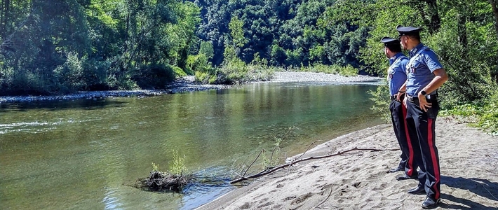 Beccato un 33enne che si denudava sul fiume Vara davanti a minorenni