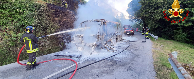 Autobus distrutto dalle fiamme a Chiavari, ragazza soccorsa a Monesteroli, due interventi dei Vigili del Fuoco