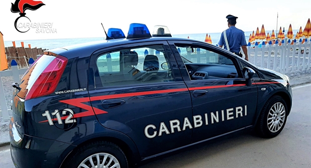 23enne ruba ai bagnanti, rapida azione dei carabinieri di Borghetto che recuperano la refurtiva e arrestano la ladra