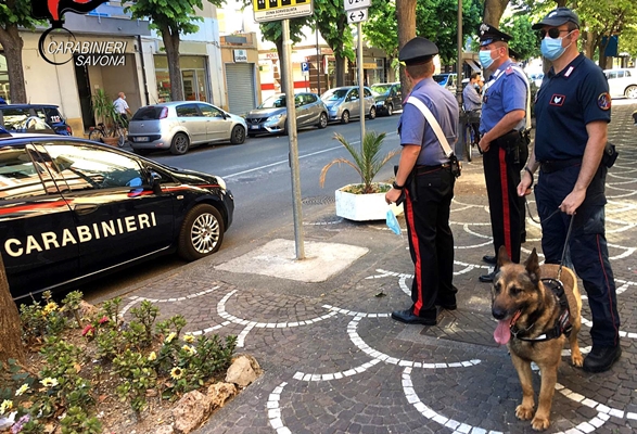 Albenga, 29enne danneggia auto e vasi di fiori, si avventa sui carabinieri che lo bloccano con lo spray, arrestato