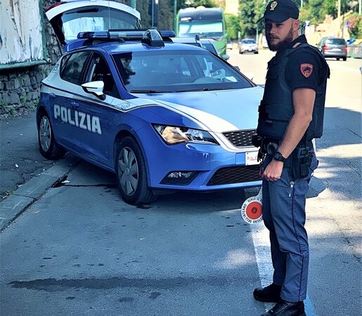 Genova, 36enne evade e sperona la Polizia ma perde i documenti, arrestato