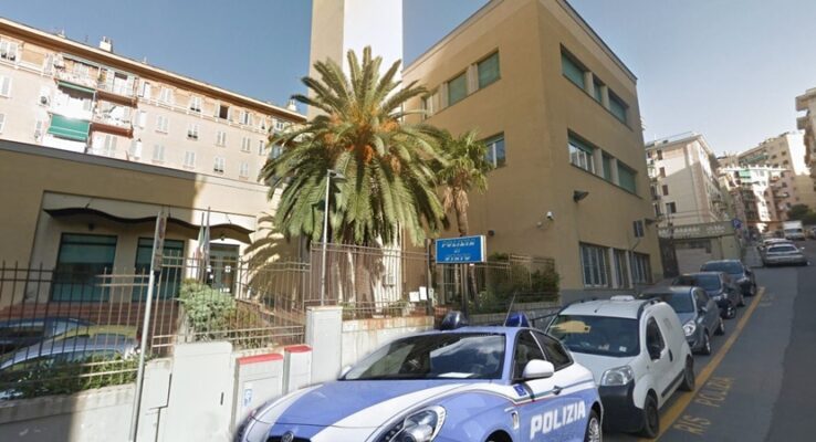 In giro per Genova minacciando i passanti col coltello, arrestato