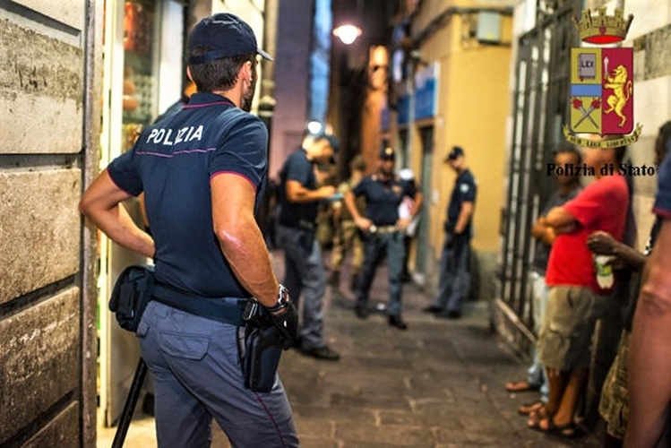 Controlli anti covid. Chiuso un alimentari in via Prè a Genova e sanzionato un bar dalla Polizia