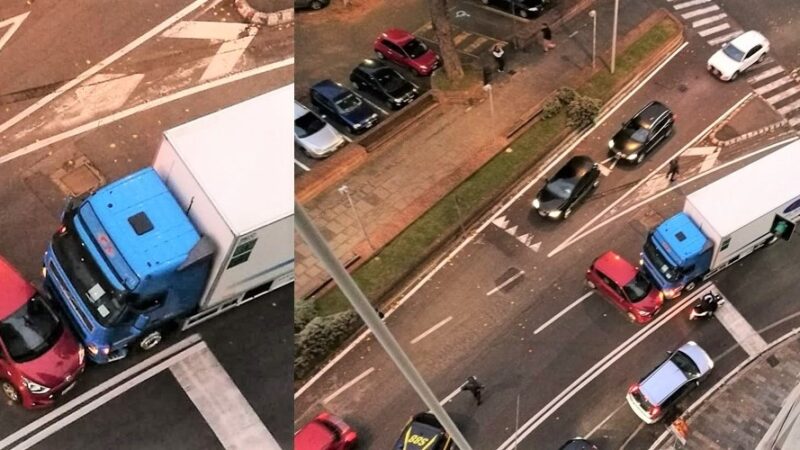 Spettacolare incidente in corso Mazzini tra auto e camion, nessun ferito