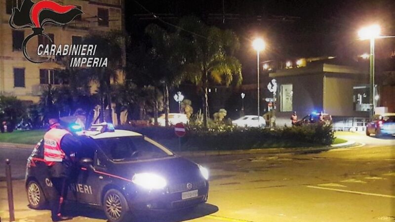 59enne ubriaco guida veloce in centro a Ventimiglia, provoca incidente con feriti, scappa ma viene preso