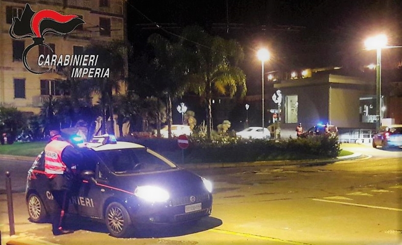 59enne ubriaco guida veloce in centro a Ventimiglia, provoca incidente con feriti, scappa ma viene preso