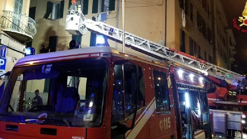 Ieri notte incendio in via Cornigliano a Genova, oltre ai Vigili del fuoco ben 5 ambulanze