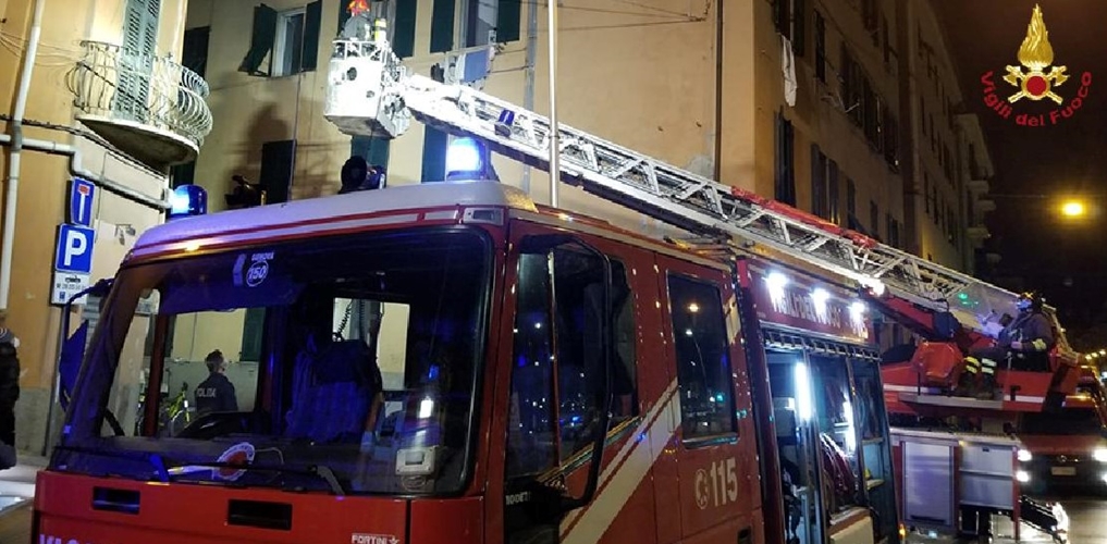 Ieri notte incendio in via Cornigliano a Genova, oltre ai Vigili del fuoco ben 5 ambulanze