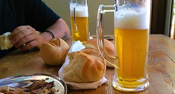 Birra, lo stop a pub e pizzerie aumenta il consumo casalingo +16%, ma non basta