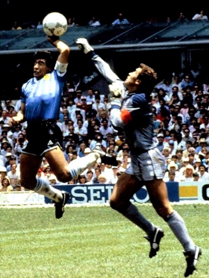 Maradona, grande calciatore che vinse l’unico mondiale con un goal di pugno