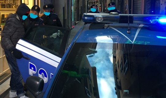 Vuole pagare la prestazione sessuale con cocaina, diventa violento e la colpisce, arrestato a Genova