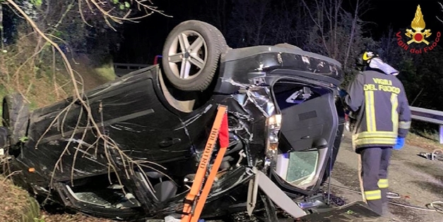 Vola fuori strada e si ribalta, salva a Spezia