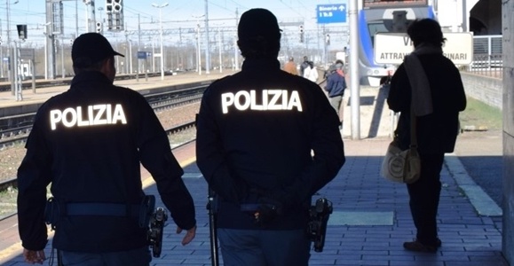 Tenta furto sul treno Savona-Sestri e usa nipotina di 6 anni