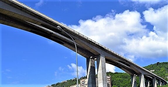 Autostrada 12 volano pezzi di lamiera dal viadotto Bisagno