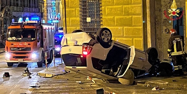 Spettacolare incidente stradale notturno di un taxi a Genova