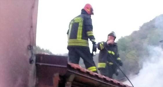 Genova, incendio casa a Frisolino, Vigili salvano due persone