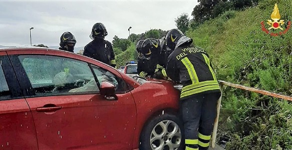 Savona, auto contro un marciapiede a Legino