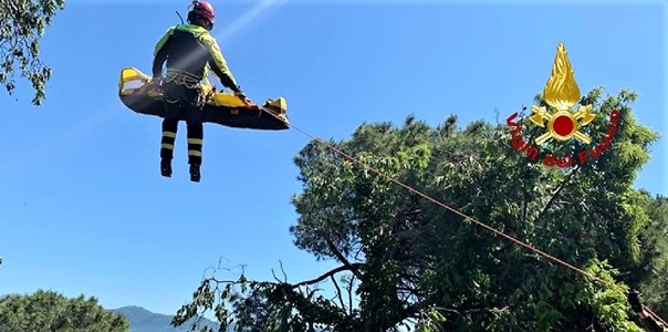 Giardiniere cade da tre metri, trasportato in elicottero a San Martino