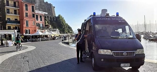 Cittadini e carabinieri salvano una donna da un possibile femminicidio