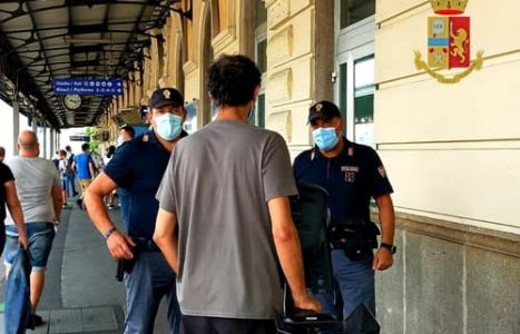 Genova brevi. Ladro bicicletta, spaccio, spacca distributore, molestie