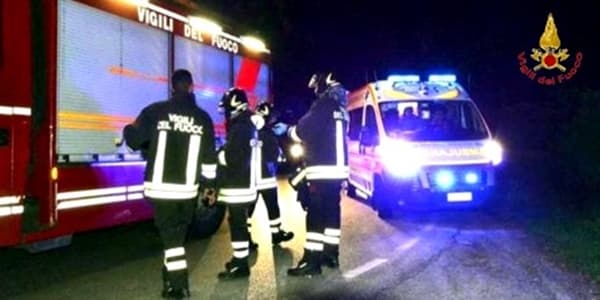 Genova, auto con tre giovani finisce in una scarpata