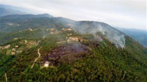 Incendo Savona zona Ciantagalletto elicotteri Regione Liguria