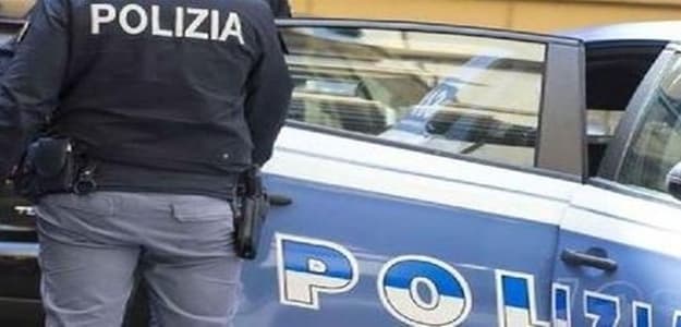 Urina sulla Volante mentre lo portano in Questura, denunciato