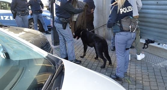 Centro storico genovese, preso con 11 cellulari rubati aggredisce i poliziotti