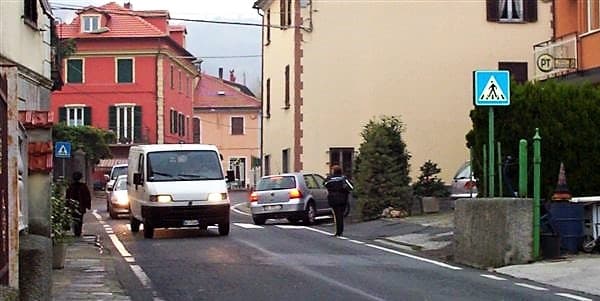 Incidente sulla SS334 del Sassello in centro a S. Giustina, auto capovolta