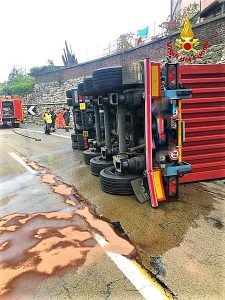 Incidente 2 sulla A7 camion contro un muro tra Busalla e Genova