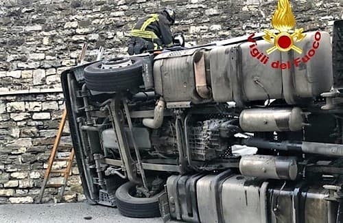 Incidente sulla A7, camion contro un muro tra Busalla e Genova