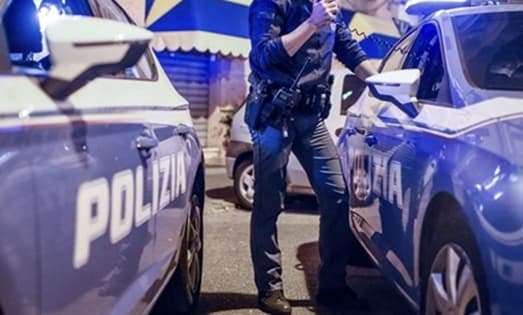 Allarme nella notte ad Albaro, 21enne tenta furto in negozio, arrestato