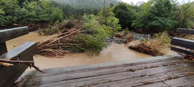 Sassello, crolla il ponte sull’Erro al lago dei Gulli