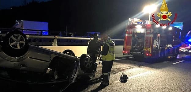 Auto si ribalta nella notte in autostrada A12 tra Rapallo e Chiavari