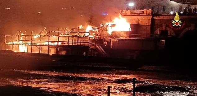 Genova stabilimento balneare distrutto dalle fiamme in Corso Italia