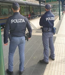 Schiaffeggiano il controllore donna Amt in piazza Acquaverde, denunciate