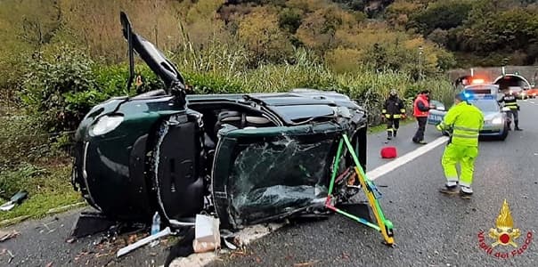 Genova, coppia si capotta sulla A12 tra Lavagna e Sestri Levante