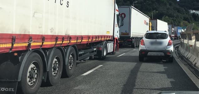 A10 Genova – Savona, incidente tra due camion e un’auto, un ferito