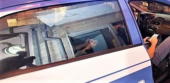 Spaccata in auto ma viene sorpreso dal proprietario, arrestato a Genova