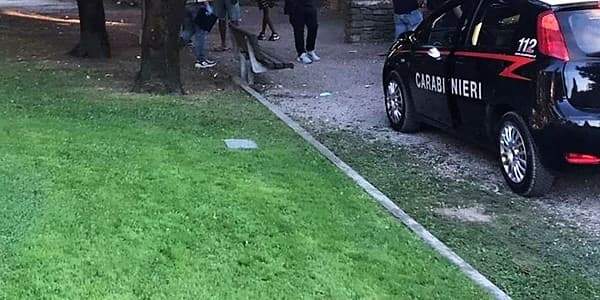 Bloccato da un passante dopo una rapina al parco di Nervi, arrestato