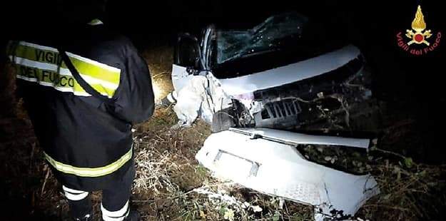 Auto con tre giovani sbanda e vola in un burrone per 30 metri a Sori