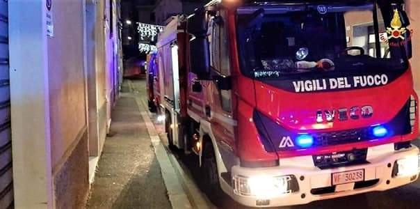 Vigili del fuoco, Sampierdarena fiamme in casa, salvato un cane a Camogli