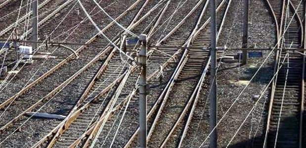 Blocca un centinaio di treni liguri e piemontesi, anche un aereo, arrestato