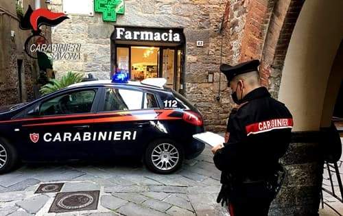 Molestavano i passanti col vetro, arrestati nel centro storico di Albenga