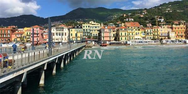 Beccati i lanciatori di biciclette dal pontile Bestoso di Alassio