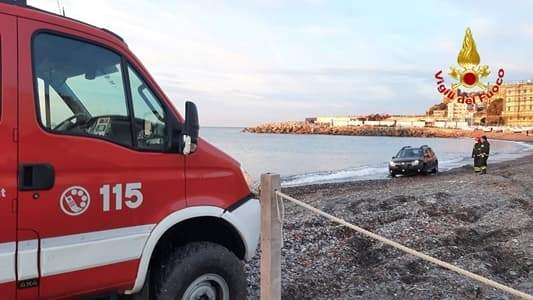 Posteggia auto sulla battigia a Sturla, sale la marea la tirano via i Vigili del fuoco